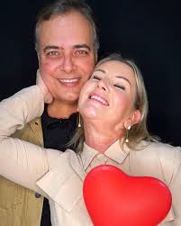 Um carrossel de várias fotos, vários Dia dos Namorados ♥️ vários anos…  @amiltonserrao que a gente possa passar muitos e muitos Dia dos Namorados  juntos ♥️ “O amor só é lindo quando