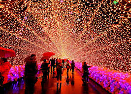 What S Christmas Like In Japan 6 Unique Ways Japanese Celebrate The Holidays Live Japan Travel Guide Japanese Christmas Japanese Christmas Traditions Japan