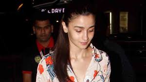 Alia Bhatt Trolled For Wearing A Silk Night Suit Dress At Airport People News Zee News Keeping this in mind, we bring to you this salwar suit which is made from georgette and is black in color. alia bhatt trolled for wearing a silk
