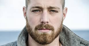 Jonathan Roy se denude pour son nouveau clip