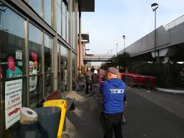 Silahkan kunjungi postingan tugas kasir di restoran untuk membaca artikel selengkapnya dengan berikut adalah tugas kasir di restoran : Belanja Saat Lockdown Kaca Pembatas Antara Kasir Dan Pembeli Surat Dunia