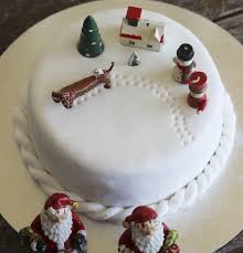 A Christmas Cake A Dachshund Leaves Footprints In The Snow Christmas Cake Reindeer Cakes Fairy Bread