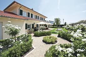 Landhaus Mit Mediterranem Garten Gartengestaltung Ideen Weberhaus Fertighaus Hausbaudirekt De Weber Haus Haus Haus Aussen