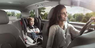 Wann ist der richtige zeitpunkt für den wechsel in den großen kindersitz? Die Richtige Kindersicherung Im Auto Gesetzliche Bestimmungen Oamtc
