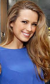 Hang loose sportcasting plaatst sporters en sportmodellen in reclame, film, televisie en fotografie. Petra Nemcova Long Curls Long Curls Hair Beauty Long Hair Styles