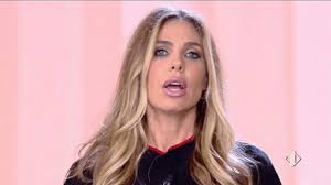 Ilary blasi 2021 altezza (altura): Ilary Blasi Corpo Perfetto Con La Ginnastica Isometrica