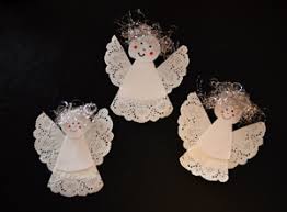 Einen Engel Aus Tropfdeckchen Basteln Weihnachten Basteln Weihnachten Engel Basteln Weihnachtsengel Basteln