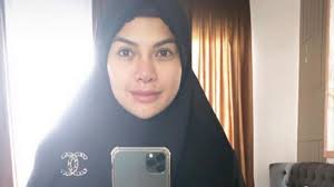Artikel kali ini berisi bacaan surat yasin online lengkap dalam bentuk arab, latin dan terjemahan. Selesai Baca Surat Yasin Nikita Mirzani Gue Mau Ke Neraka Ketemu Michael Jackson Herstory