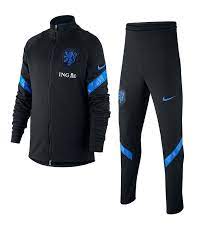 Het nieuwe nederlands elftal trainingspak is bekend gemaakt en vanaf nu verkrijgbaar in de winkel! Nederlands Elftal Trainingspak Poly Junior 2020 2021 Soccerfanshop Nl
