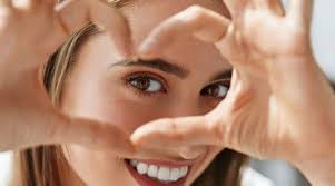Mire Figyeljunk Ha Uszkalo Pontokat Latunk Hazipatika Eye Health Cool Eyes Healthy Eyes