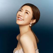 桃園機場有公共鋼琴了我真的好希望到處都有公共鋼琴喔～ 桃園機場放公共鋼琴我覺得真的非常棒因為會有很多往來的遊客