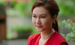 Diễn viên Hương Giang than không dám ra đường vì sợ bị khán giả ném đá