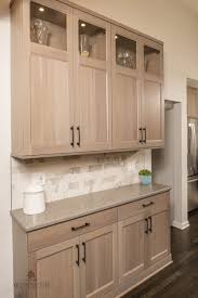 This Modern Kitchen Design In Grosse Pointe Woods Features Light Wood Finished Shaker Style Custom Woodmast Modern Kitchen Design Modern Kitchen Kitchen Design