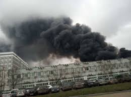 Крупный пожар начался на складе пиротехники в москве в районе лужников, передал корреспондент риа новости с места событий. Krupnyj Pozhar Proizoshel Na Yuge Moskvy