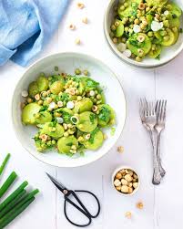In questo caso si prepara l'insalata di pollo lesso con verdure come pomodorini, cipolla e fagiolini. Insalata Di Patate Vegana Cremosa E Croccante Italia Plant Based
