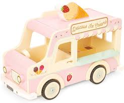 The vehicle is analogous to the hot dog van. Le Toy Van Sophie S Wooden Car Classic Iconic Retro Style Toy Vehicle With Luggage And Open Top Amazon De Pc Video Games