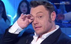 Tiziano ferro, né le 21 février 1980 à latina, est un chanteur et producteur de disques italien. Tiziano Ferro A Verissimo La Confessione Sulla Grave Malattia