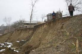 Alunecarile de teren în octombrie 1963, un val imens de apă a trecut peste digurile barajului vaiont, situate în nordul italiei. AlunecÄƒri De Teren Valcea A Luat O La Vale Dcnews