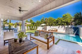 Welcome To California Lebron James Step Inside His 23m L A Mansion Los Angeles Homes New Homes Modern Pool And Spa