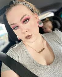 Estelle Hardin's Instagram, Twitter & Facebook