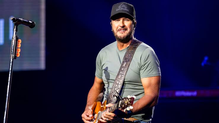 Our Redneck Magic Mike”: Diehard Luke Bryan Fan Turns an Unforgettable  Onstage Moment Into Free Tickets for Life - American Songwriter