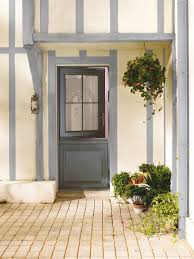 Elle doit être choisie avec attention et allier à la fois esthétique et sécurité. Porte D Entree Aluminium Classique Mi Vitree La Villandry Est Une Porte Fermiere La Parti Porte Entree Aluminium Porte Vitree Exterieure Porte Entree Vitree