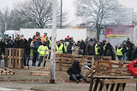 La soirée a été encore tendue. Saint Etienne Du Rouvray Les Gilets Jaunes Ont Retrouve Leur Rond Point
