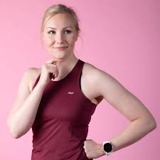 10:05 naisten formulasarjan w seriesin. Emma Kimilainen Finnish Racing Driver Paddockwomen