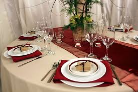 New Wedding Inspiration Video Burgundy And Beige Table Theme Linentablecloth Burgundy Wedding Burgundy Wedding Theme Black Wedding Table Setting