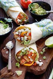 Cremefine mit kräutern verfeinern und darüber verteilen. Wrap Mit Hahnchen Schafkase Und Avocadocreme Emmikochteinfach