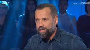 Fabio volo, pseudonym of fabio bonetti, (born 23 june 1972) is an italian writer, actor, radio and television presenter, screenwriter, drummer, singer and philosopher. Fabio Volo Domenica In 17 11 2019 Youtube