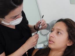 Design de sobrancelhas para adolescentes.