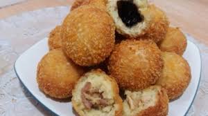 Contoh resep yang udah pernah ku coba memakai tepung terigu protein tinggi antara lain :roti goreng isi kacang hijau, donat kampung, pisang bolen bandung, dll tepung terigu protein sedang, contoh merk bogasari segitiga biru, kandungan protein nya sekitar 12 %, cocok untuk membuat cake dan aneka makanan / kue.tepung ini biasa di sebut juga all. Resep Roti Goreng Empuk Dan Lezat Yang Bisa Kalian Coba