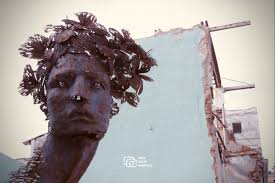 This is a political section—unsigned except for the cartoonist—in the  newspaper El Mundo that highlights the image. Smaller headlines with a  drawing that is slightly more than fifty percent larger than the