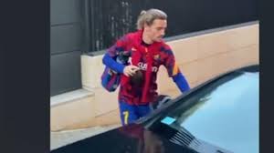In the auto generated save dembele switched to valencia for £31m after establishing himself as a. Video Dembele A Casa Griezmann Lo Aspetta In Auto Per Portarlo Al Camp Nou Video Gazzetta It