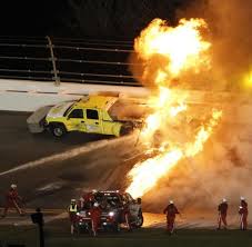 To slow them down, the sanctioning body began requiring restrictor plates underneath carburetors. Spektakularer Unfall Montoya Lost Feuerchaos Bei Den Daytona 500 Aus Welt