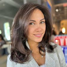 Bouncy hair for Cristina ✨ Haircut & Blowout by @theartof_shar Color by  @mandas.manes . . #atlanta #atlantahair #visavisthesalon #buckhead #blowout  #fall #fallhair