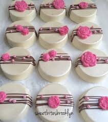 Douzaine Oreos Couverts Au Chocolat Mettant En Vedette Fondant Fleur Et Perles Chocolate Covered Treats Chocolate Covered Cookies Chocolate Covered Oreos