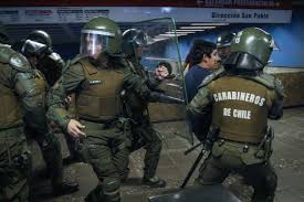 Me hicieron técnica de tortura, me pegaron durante más de una hora y me apuntaron con fusil diciendo que me crisis salud pública. Chile Rafagas De Ametralladora Y Caceria Durante El Toque De Queda Anred