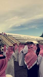 بالصور جثمان الأمير منصور بن مقرن يغادر مطار أبها وأمير عسير يرافقه صحيفة المناطق السعوديةصحيفة المناطق السعودية