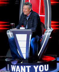 The Voice Blake Shelton Hilariously Pranks Kelly Clarkson With Don T Speak Song When She Talks Daily Mail Online