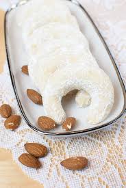 Back To Basics Zart Murbe Vanillekipferl Mit Mandeln Ohne Ei Rezept Platzchen Ohne Ei Platzchen Backen Vanillekipferl