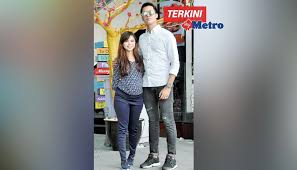 Penyanyi alif aziz tiba di mahkamah syariah kuala lumpur bagi sebutan kes perceraian dengan isterinya, bella astillah. Aliff Berdamai Dengan Isteri
