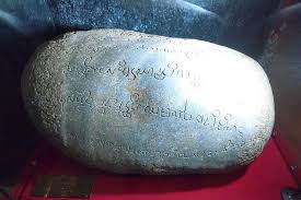 Daripada senarai yang terdapat pada batu bersurat jelas bahawa bahasa sanskrit yang tidak dapat diterjemahkan ke dalam bahasa melayu dikekalkan dalam. Prasasti Kedukan Bukit