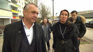 Er berichtet von dem moment, als er am ersten drehtag in der vergangenen woche die wohnung der ihm bis dahin unbekannten tauschfamilie betrat. Plotzlich Arm Plotzlich Reich Promi Spezial Ein Schlossbesitzer Im Plattenbau Sat 1
