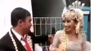 Dia adalah seorang wali allah yang memiliki maqam majdub. Kdzckjhcxauhbm