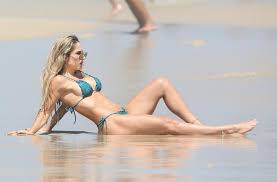 Na praia, ex-BBB Renata Dávila é clicada com biquíni fininho e rouba a cena  com abdômen trincado