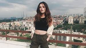 Nurgül yeşilçay, hamdi alkan ve fırat parlak'ın jüri koltuğunda oturduğu geleceğin starı yarışmasında birinci olarak dikkatleri . Kuzey Yildizi Ilk Ask Gokce Kimdir Nilsu Berfin Aktas Kac Yasinda Kocaeli Denge
