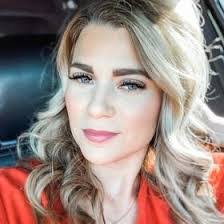 Leslie Sayre's Instagram, Twitter & Facebook