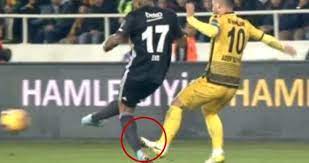 Beşiktaş maçının ardından yaptığı açıklamalar nedeniyle adem büyük'e kıza bazı taraftarlar futbolcunun eşi merve büyük'e çirkin mesajlar attı. Besiktas Malatyaspor Macinda Cuneyt Cakir Var A Bakip Adem Buyuk E Kirmizi Kart Gosterdi Haberler Spor Haberler Com